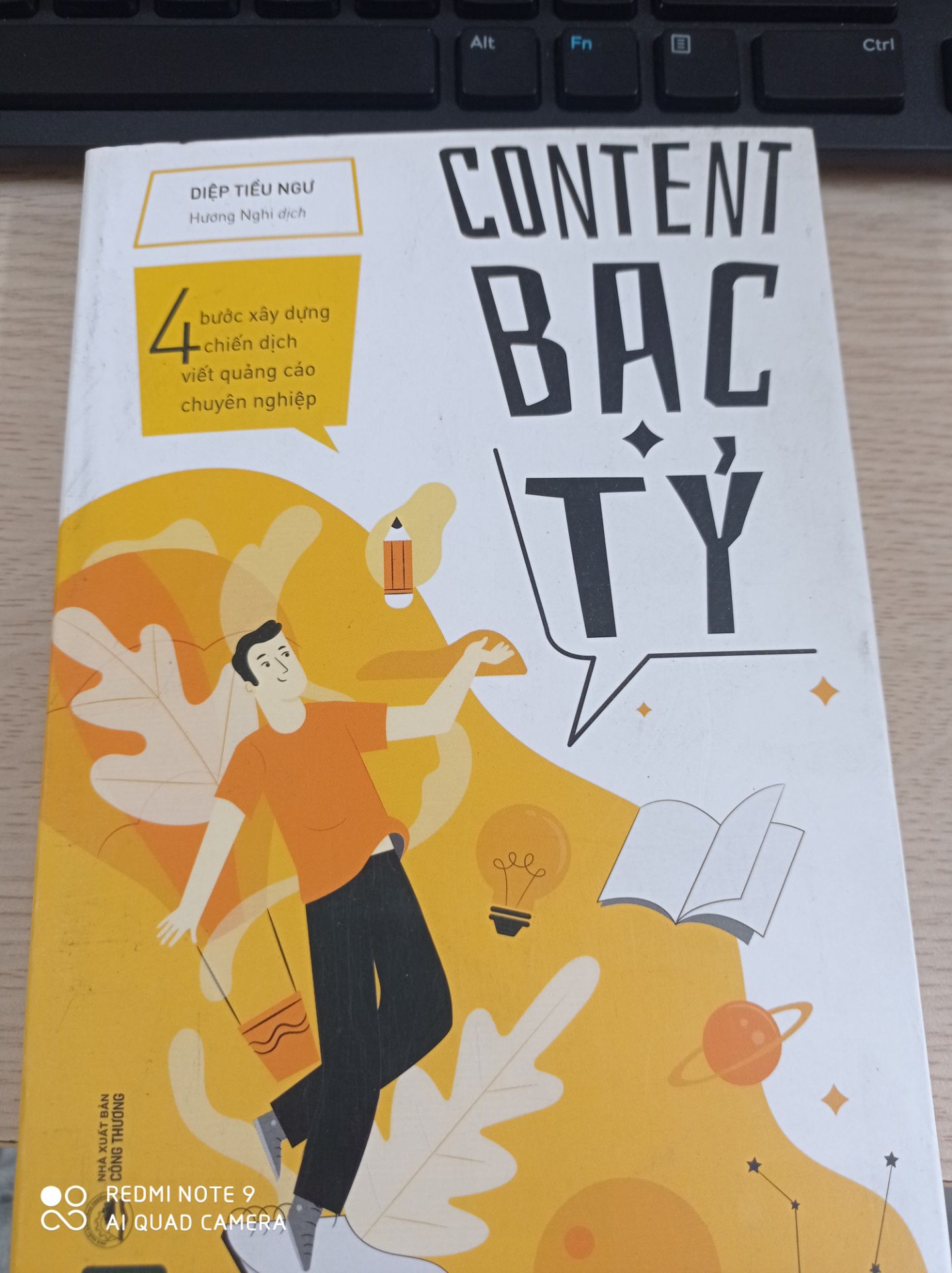 Hôm qua vừa đặt hàng, hôm nay nhận được luôn mình rất vui nhưng ko ngờ mở ra thì sách lại tệ như thế này. Sách bẩn, xước và cũ kỹ như kiểu nhét kho quá lâu, lấy ra cho khách cũng ko thèm kiểm tra lại. Trong khi hai cuốn còn lại được bọc mới kỹ càng. Mình vẫn hay mua sách ở Tiki, sau này vẫn sẽ ủng hộ, nhưng mấy lần như thế này rồi, đến lần này sách bẩn ko chịu được mới phải để lại đánh giá. Mà chẳng lẽ bây giờ lại đi đóng gói lại đổi trả rất mất công. Mong Tiki biết trân trọng hàng hoá hơn, trân trọng người mua, trân trọng từng đồng tiền kiếm ra. Đừng kiểu *** mua thì mua, đánh giá xong tao xin lỗi thì hết chuyện, trả hàng được thì trả, ko thì kệ m ***.