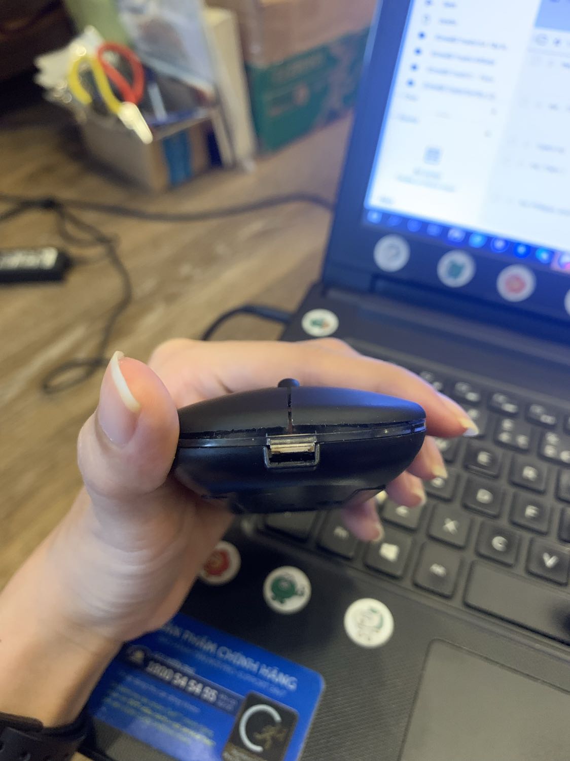 Con chuột xài OK, nhưng trong quá trình vận chuyển, hàng bị gãy mất chỗ sạc, dẫn đến ko sạc pin được. Shop kêu mình gọi lên *** Tiki để đổi trả do lỗi vận chuyển mà gọi 7749 lần không một ai bắt máy. Vậy là con chuột xem như bỏ luôn.