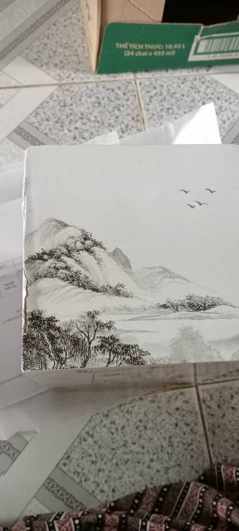 Sách đẹp, có điều hộp sách bị rách, nhìn rất tiếc với người thích sách, mong shop kiểm tra kĩ trước khi đóng gói và đóng gói cẩn thận hơn, một chút góp ý