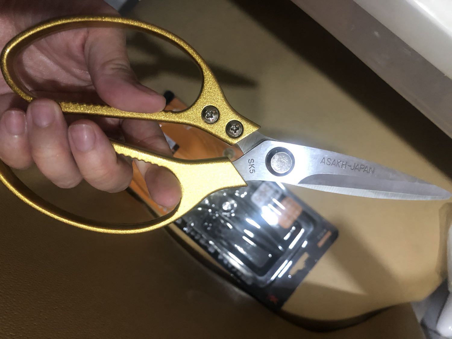 Giao nhanh 2h. Đóng gói đẹp, giao đúng mẫu đặt, kéo mới, mẫu đẹp cầm chắc tay, nhìn rất ưng. 
Cảm ơn nhà phân phối An Vũ Techcom và Tikinow.