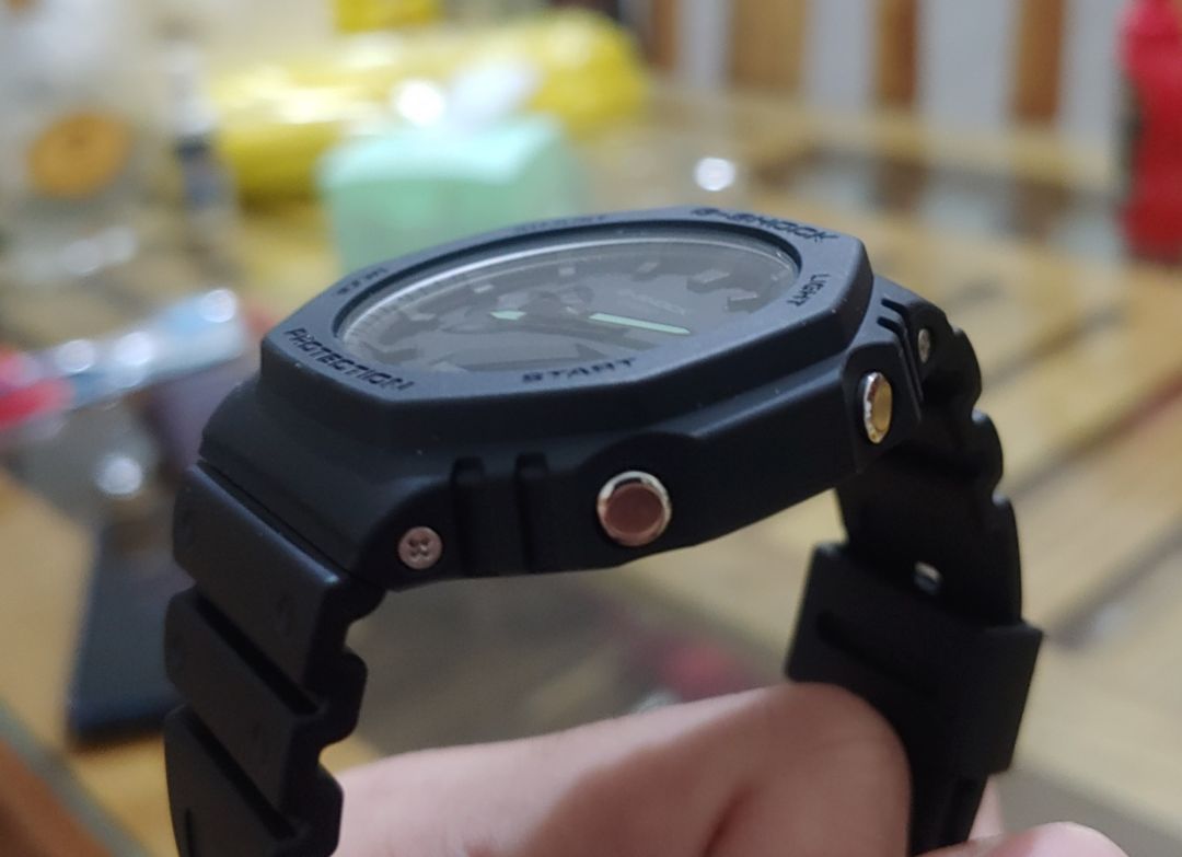 Khỏi bàn. Quá đẹp. Nhẹ. BH 5 năm. Nhưng mà có vẻ đồng hồ vừa tay tầm 16-17. :v tay mình 20 nên đeo trông hơi nhỏ. Với bản này tối hơi khó nhìn.😆