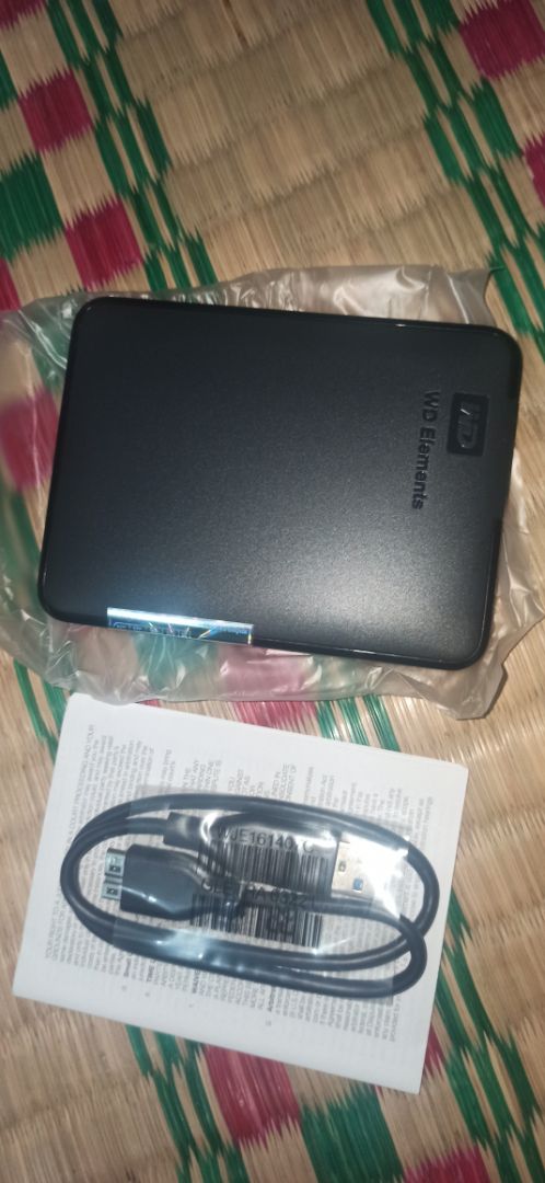 Đóng gói chắc chắn, đẹp. Ổ cứng nhỏ gọn, kiểu dáng bắt mắt. Dung lượng thực là 1.8 TB.