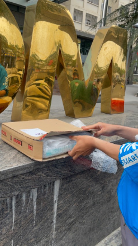 Các vấn đề khác ok. Mình sẽ chỉnh lại sao khi nhà bán có phản hồi giúp mình nhé ạ. Đoạn ngón tay mình chỉ vào thấy đường keo cao hẳn lên là do máy nào cũng vậy hay chỉ máy này dán không khớp lắm ạ. Cảm ơn.