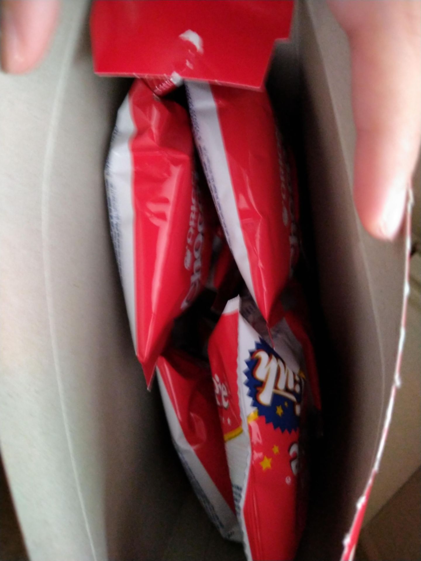 Giao tầm 3 gì đó, lúc nhận hàng hộp bị móp là mình biết bánh có khả năng bị dập. May mà mở ra chỉ móp 1 ít, bánh trong chỉ bị xẹp 1 tí. Hạn thì còn rất lâu, hộp bánh này là hàng mới sản xuất trước ngày mình đặt hàng tầm 1 tuần thôi. Còn bánh thì khỏi nói ngon nhưng dạo này mình cảm thấy vị ngọt đọng lại trong miệng hơi làm lưỡi mình bị ngấy và rát, kiểu ngọt quá. Chắc do lớn rồi không thích ăn ngọt nhiều như ngày xưa.