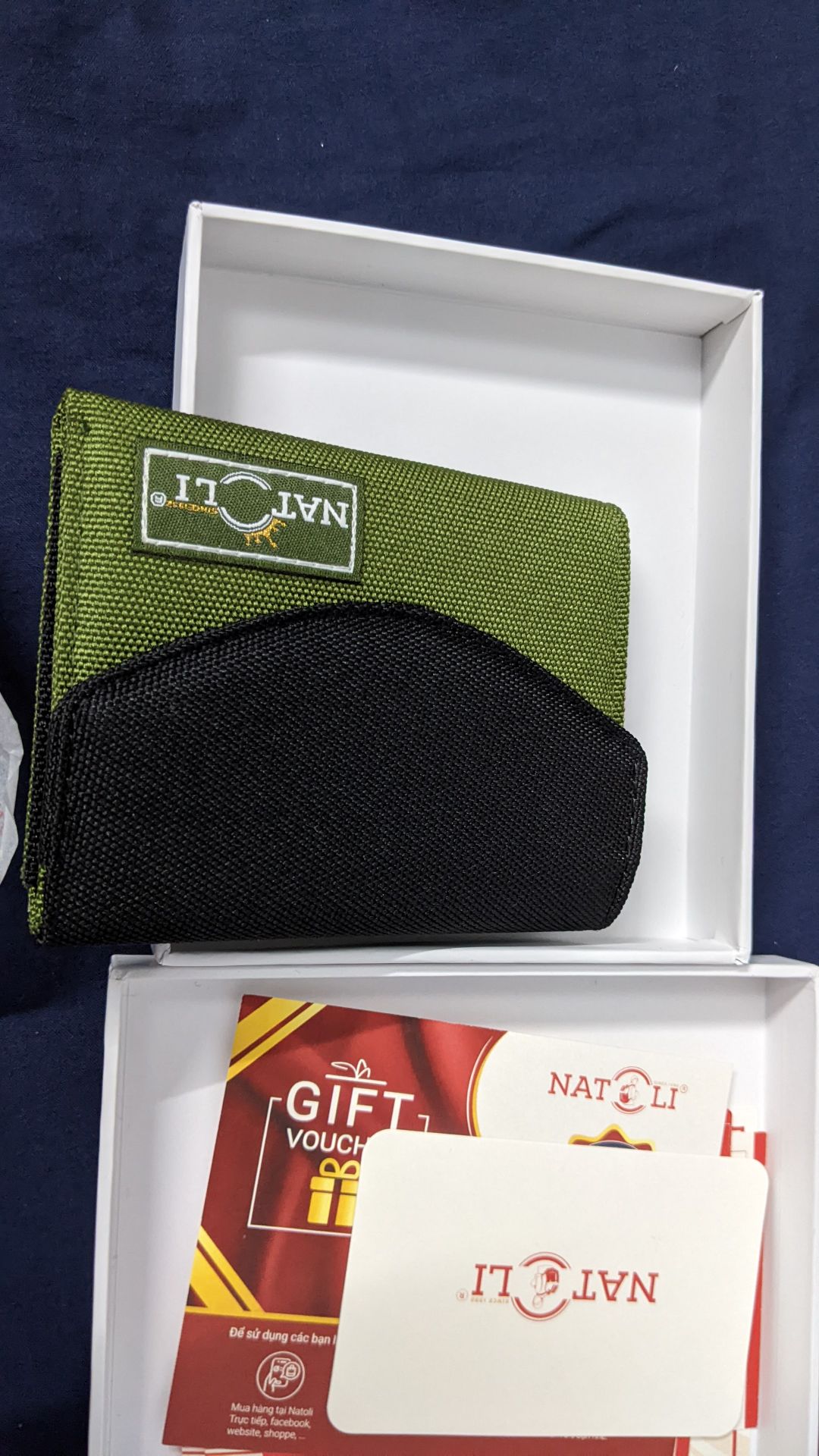 Bán hàng mất uy tín. mua đen xanh giao màu xanh. nhắn tin cho shop thì nói do nhân viên đóng gói sai hàng. thất vọng...