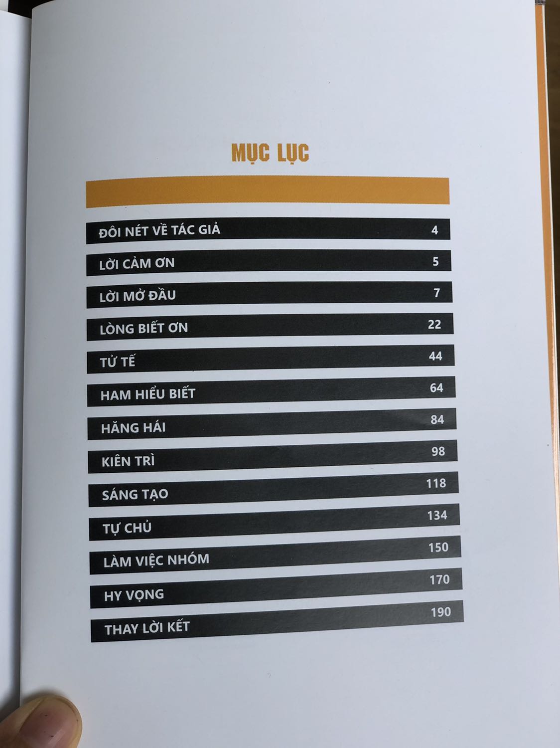 Mình theo dõi *** của 1 trong 3 tác giả là Nguyễn Minh Thành một thời gian khá lâu. Bạn ấy có nhiều chia sẻ rất hay và hữu ích. Cuốn sách in màu trên nền giấy đẹp thể hiện rõ sự chỉn chu của các tác giả. Cuốn sách cần thiết cho mình ở thời điểm này. 
Cảm ơn Tiki đã bọc sách rất đẹp ?