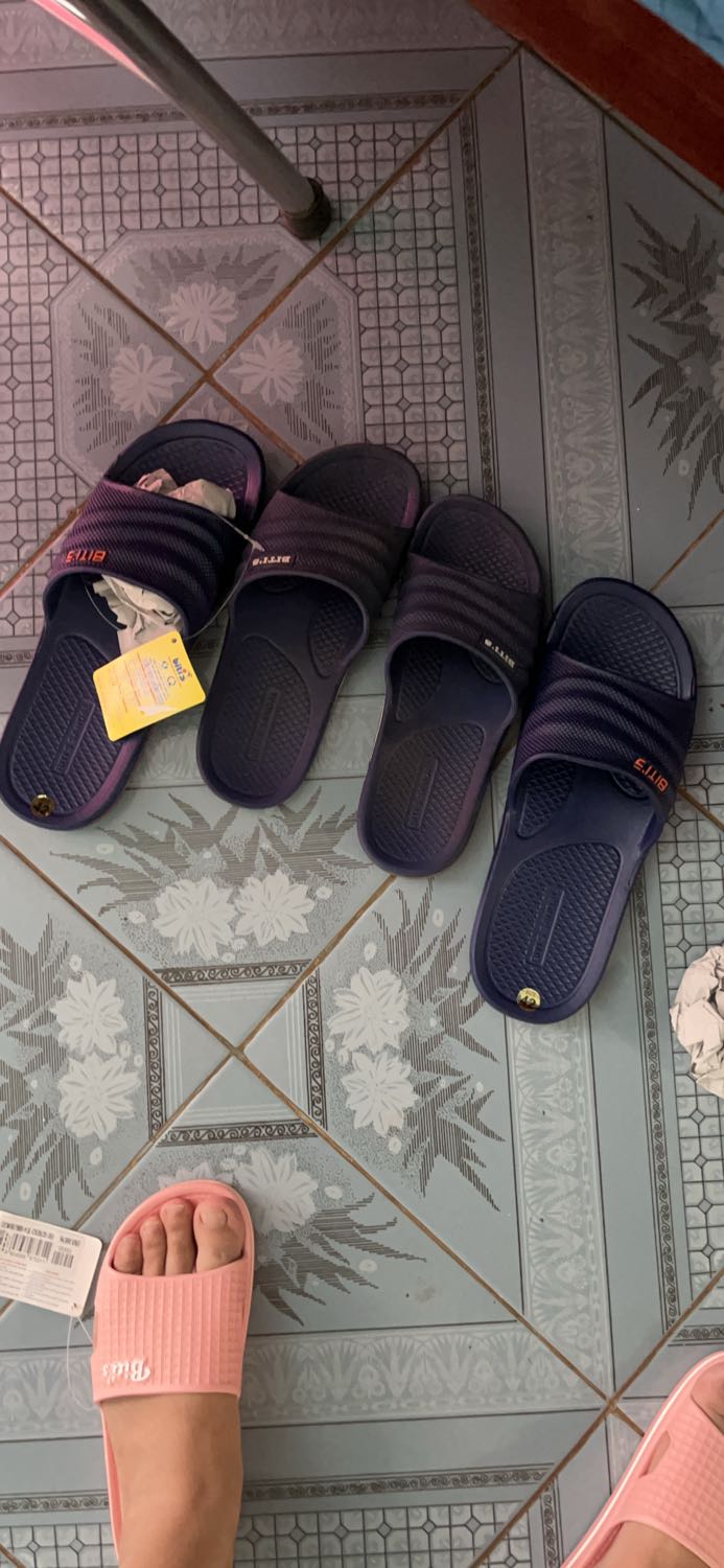 Giao hàng nhanh, đóng gói cẩn thận. Dép đi bền êm. Đi nước thoải mái. Shop gởi quà tặng cột tóc cà giấy thơm. Cảm ơn shop nhiều Giao hàng nhanh, đóng gói cẩn thận. Dép đi bền êm. Đi nước thoải mái. Shop gởi quà tặng cột tóc cà giấy thơm. Cảm ơn shop nhiều