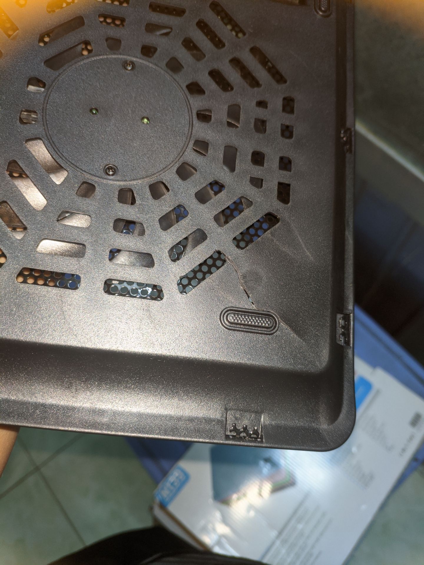 nhận được hàng quạt quay chỉ 1 cánh.
phía dưới bị cấn bể nữa.
shop hỗ trợ gấp giúp tôi.