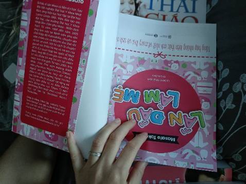 Mình mua combo 4 sách nhưng shop ship sai 1 quyển, quyển Lần đầu làm bố nhưng ship thành Cách nuôi dạy những đứa trẻ dễ cáu giận khó bảo. Quyển Lần đầu làm mẹ thì bị in ngược mấy trang ở đầu. Mình có nhắn tin cho shop nhưng 2 ngày rồi ko thấy trả lời.