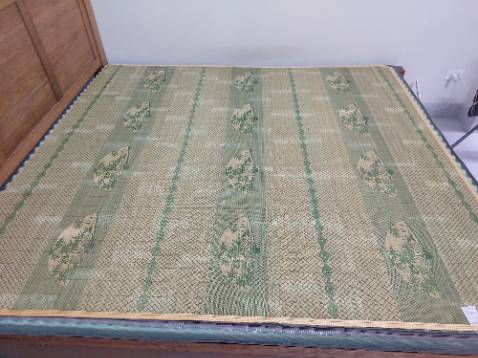 Giao hàng nhanh, chiếu to, dầy, đẹp, chắc chắn không nếp gấp. Nên mua nhé mọi người.