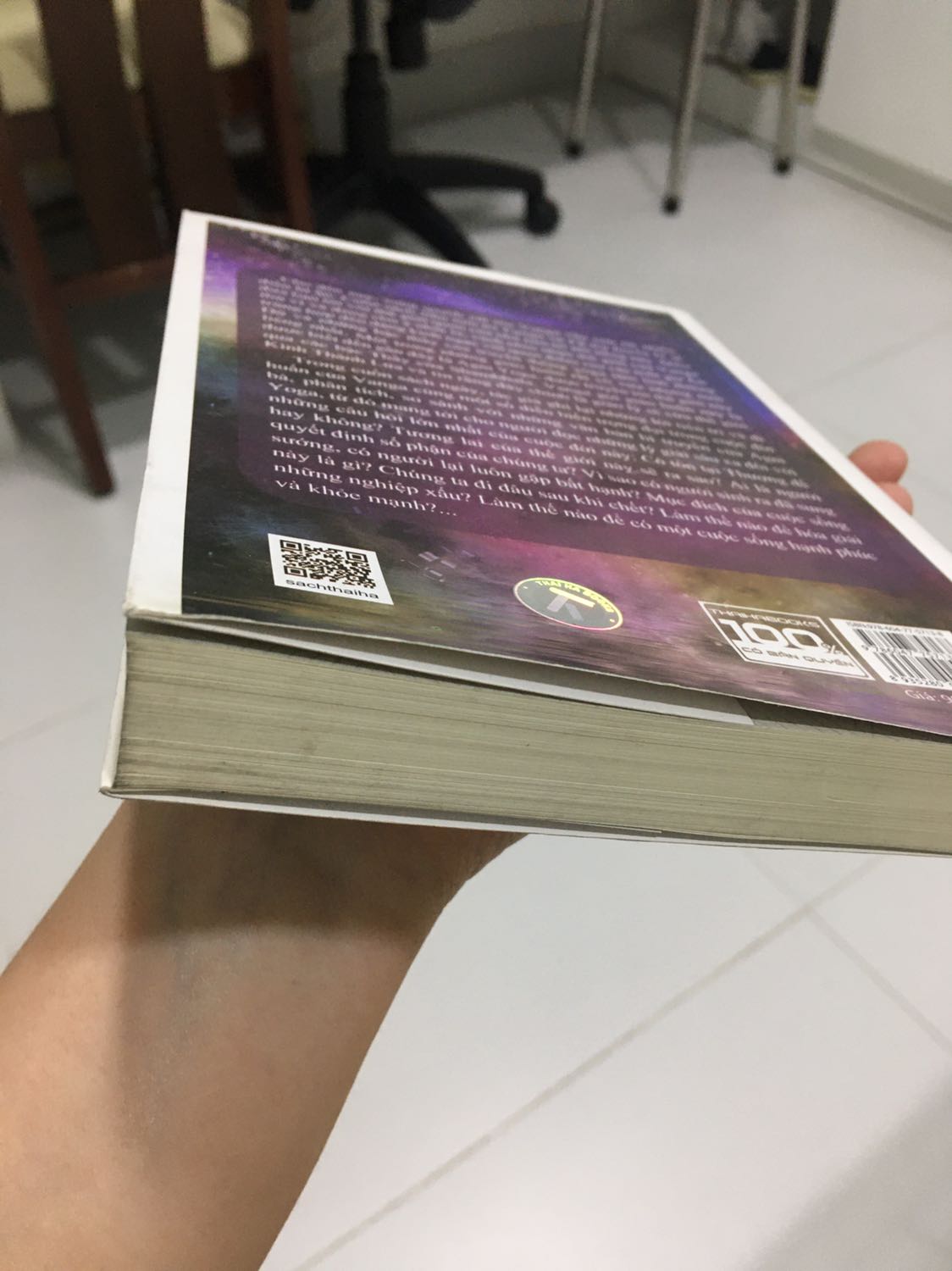 Mua 3 cuốn. Trong đó 1 cuốn được bao bọc kĩ, 1 cuốn thì vừa dơ, vừa gập góc, nhìn như sách cũ chục năm làm mất giá trị cuốn sách (như hình), 1 cuốn thì bị dơ. Thất vọng vô cùng!
Phiền TIKI cho đổi cuốn mới!