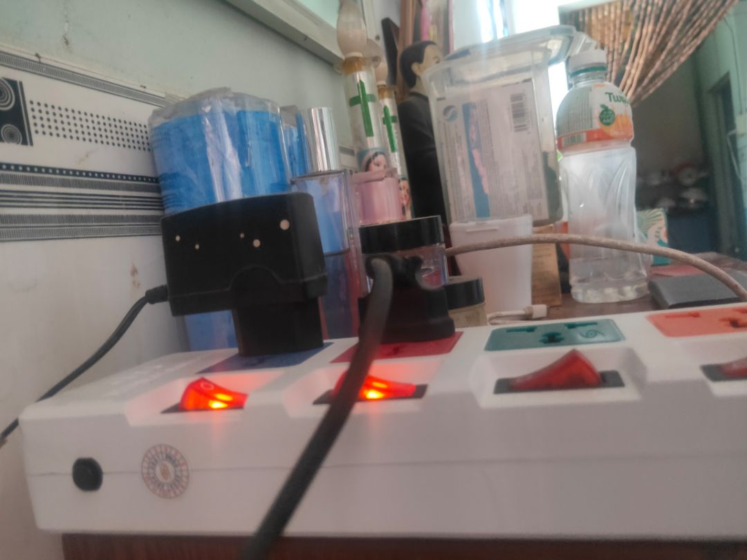 ổ điện ngon, nhựa tốt, công tắc on/off cho từng ổ, có chống giật, cầu chì khi quá tải, thương hiệu lạ nhưng cũng lâu năm, có cả sạc đt. Okie nha bà kon !!!