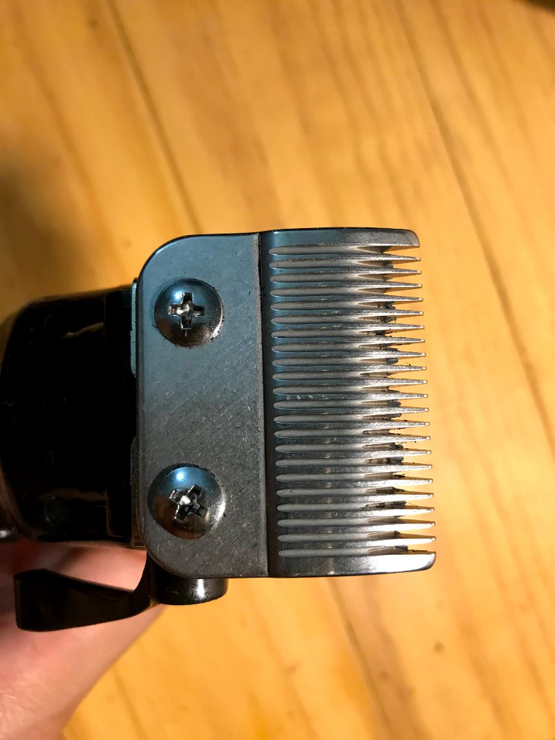 Trông chất liệu có vẻ cũng tốt, ko bị kiểu đểu đểu giống hàng mã quá. Có thể các cỡ để cắt dài ngắn tùy nhu cầu, có thể cạo sát (vd ở chỗ tóc mai).

Dùng khá dễ, mình tự cắt được. Tiện dụng trong mùa dịch này. Công ty anh em phần lớn đầu bù tóc rối còn mình thì lúc nào trông cũng gọn gàng.

Kể ra mà đi kèm luôn mấy thứ sau thì tốt:
1) Cái kẹp loại thường (ko phải cá sấu)
2) Áo choàng
Tặng thì tốt, ko thì cho lựa chọn để mua kèm cũng được, giúp mình đỡ phải đi mua mỗi thứ một nơi.