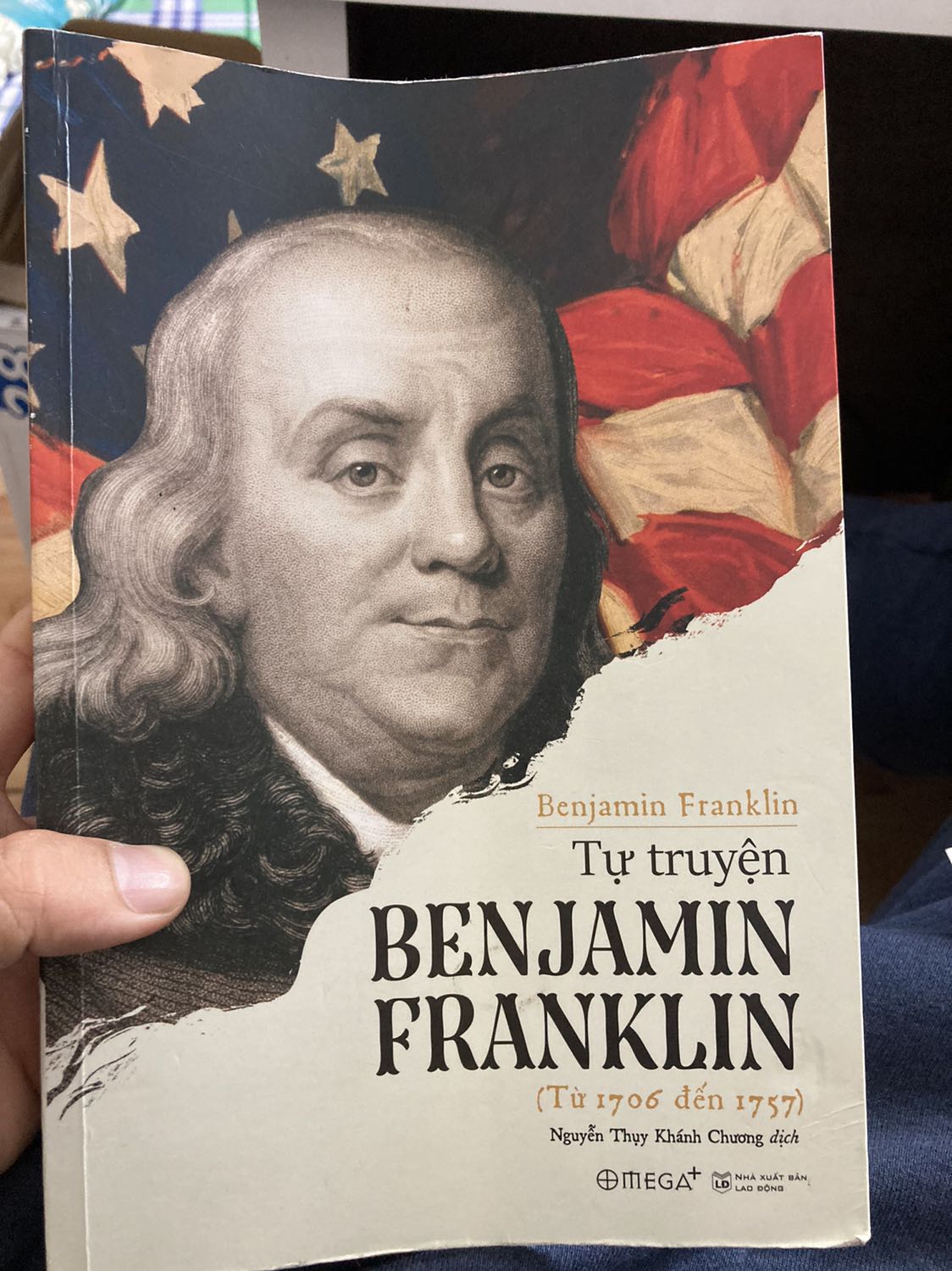 Benjamin Franklin thì bạn ko nên bỏ qua, ông là một trong những người được ngưỡng mộ và nhắc đến khá nhiều trên thế giới.
Sách được bọc kỹ và mới. Giấy như SGK :))

Mạch tư duy: Từ nguồn cội đến lúc ông trưởng thành và trải qua những biến cố cũng như bài học trong cuộc đời.

Điểm tiêu biểu: Cách ông tự quán chiếu cuộc đời mình và đi theo những nguyên tắc do ông tự đề ra (được học khi đọc sách nữa).

Nhận xét cá nhân: Cách ông áp dụng khá giống với trong các đạo nhắc đến sự quán chiếu bản thân. Với những đóng góp to lớn cho nhân loại bằng cách luôn nghĩ cách giúp tốt hơn cho con người, mình nghĩ ai cũng làm được nhưng chỉ khi có sự không vị kỷ trong con người mình.

Love.!