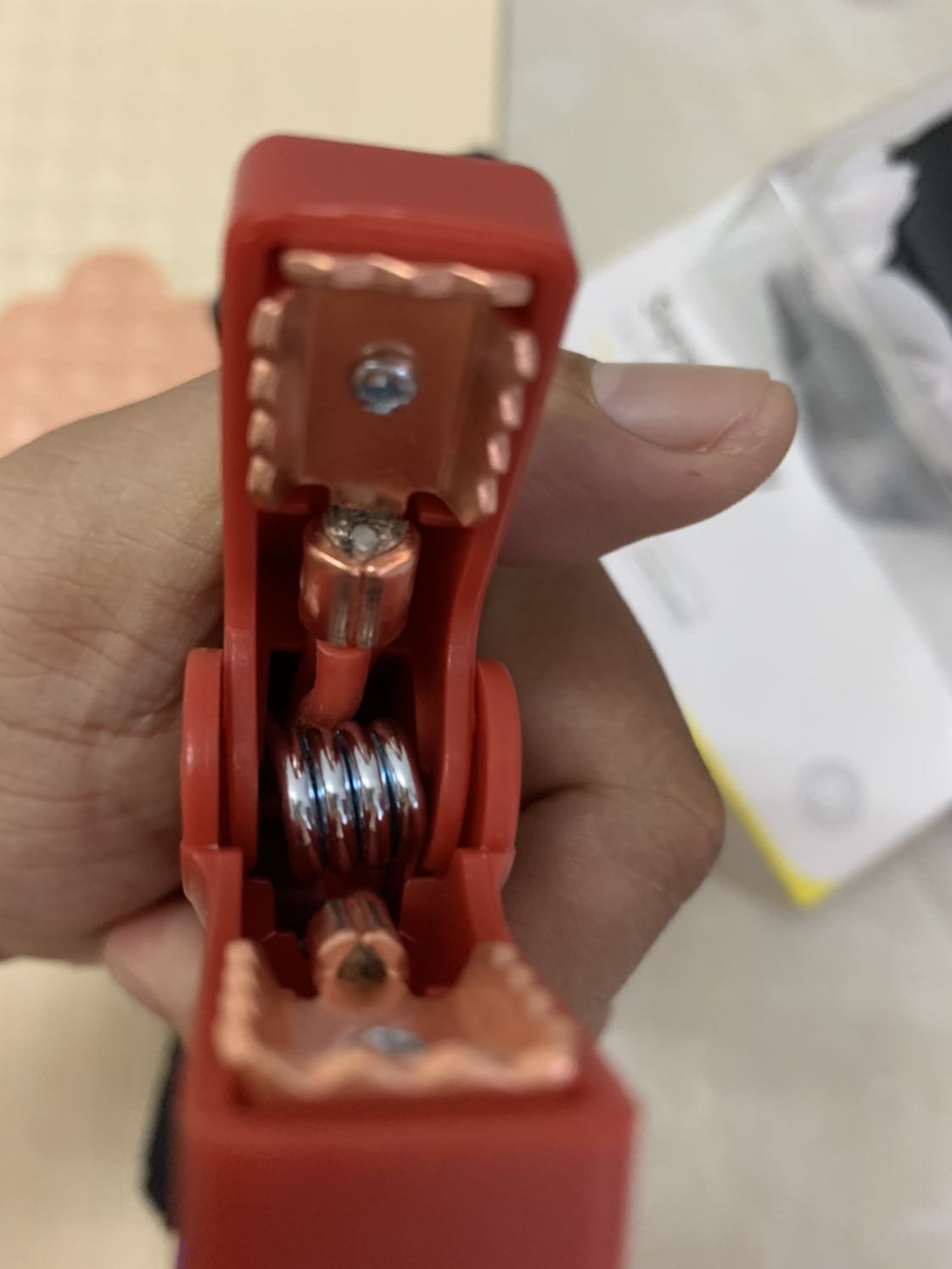 Cục pin thì thử rồi còn dây kích nổ như hình theo như mình thấy thì bé, không phải dây đồng không biết kích lên có đứt ko.