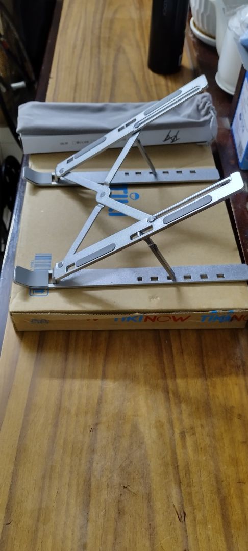 Chọn giao hàng siêu tốc, đặt tối hôm qua sáng hôm nay đã có hàng.

Giá đỡ có một số miếng đệm cao su đính trên mặt tiếp xúc với máy, khá chắc chắn, chỉ bị chốt khóa bên phải hơi lỏng lẻo hơn chốt khóa bên trái 1 tí nhưng xài vẫn ổn