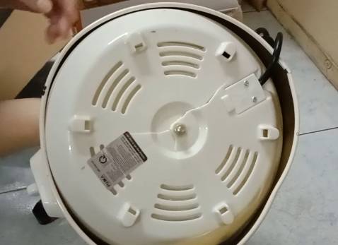 Giao cái nồi nứt, bể, phụ kiện rơi rớt, xập xệ thế này đây