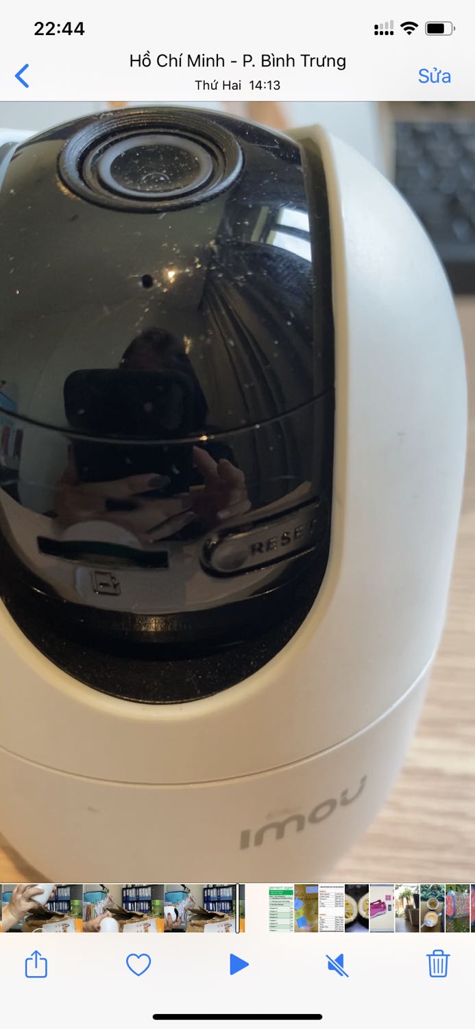 Đơn hàng #396218892
Sản phẩm này sau khi bảo hành về không thể sử dụng vì có người đã đăng nhập và sử dụng mã QR của camera. Ngày 11/5 tôi đã gọi điện báo tổng đài Tiki để các bạn liên hệ nhà bán hàng giải quyết nhưng đã quá 48h mà Tiki không hề có phản hồi?! Tôi đã hỏi rõ bạn nhân viên tiếp nhận là khi nào bạn trả lời cho tôi, bạn nói Tiki sẽ giải quyết trong 48h. 48h đã là quá nhiều cho một cú điện thoại tới nhà cung cấp hay thậm chí là chuyển tiếp một cái email cũng chỉ mất chưa đầy 10p. Sản phẩm này tôi mua từ tháng 10/3 nhưnh sử dụng chưa được bao lâu đã  bị lỗi không thể cài đặt phải gửi về Tiki bảo hành và Tiki im lặng hơn 1 tháng trời không có phản hồi. Đến khi gửi lại sản phẩm cho khách thì bỏ trong 1 cái hộp móp méo đến biến dạng, hộp ở trong cũng bị bẹp. Camera gửi đi bảo hành xong nhận về mất thẻ nhớ gần 300 ngàn. Hình ảnh tôi đính kèm. Camera mua về để dùng chứ không phải để bỏ xó. Tôi yêu cầu Tiki giải quyết sự việc này trong ngày 14/5/2020 và có câu trả lời thỏa đáng cho khách hàng.