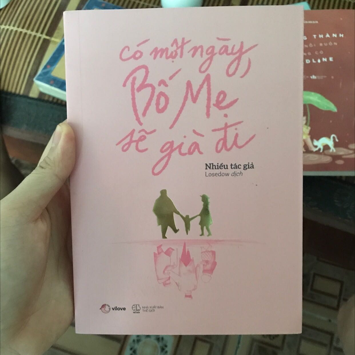 hàng bọc không cẩn thận lắm và cũng không có bọc cho từng quyển sách nên khi về đến tay mình thì kiểu bị ẩm ý nên sách hơi dính bẩn và các trang sách cũng hơi cong nữa sách cũng nhỏ hơn mình nghĩ mong lần sau sách sẽ dc bọc kĩ hơn hàng bọc không cẩn thận lắm và cũng không có bọc cho từng quyển sách nên khi về đến tay mình thì kiểu bị ẩm ý nên sách hơi dính bẩn và các trang sách cũng hơi cong nữa sách cũng nhỏ hơn mình nghĩ mong lần sau sách sẽ dc bọc kĩ hơn