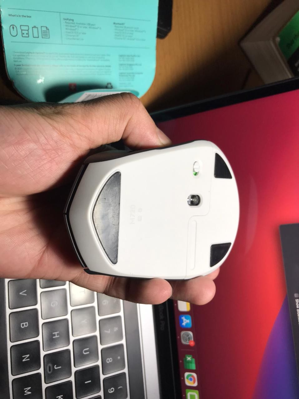 Hàng mua bị trầy xước bên trong, ngoài ra còn bị lỗi bluetooth không kết nối được. Đề nghị Tiki thu hồi hàng kém chất lượng và có chính sách khắt khe hơn