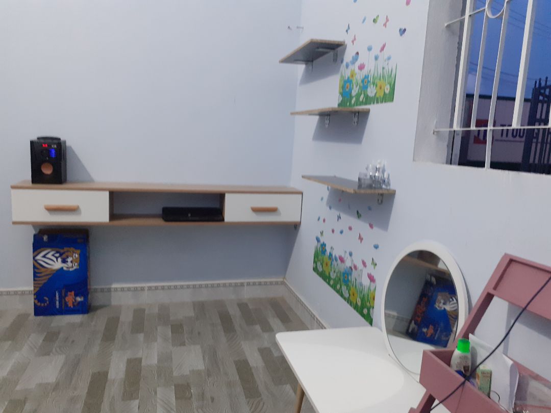 Bàn nhỏ xinh tuy mặt bàn bị xước 1 tí nhưng chấp nhận dc..nói chung thấy thích..cảm ơn shop và tiki nhé