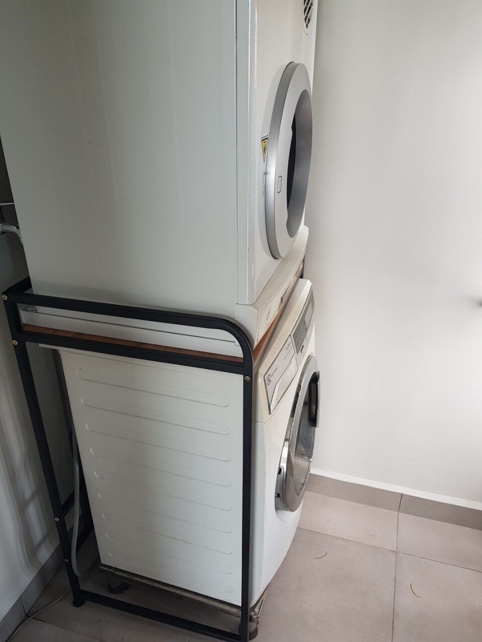 đẹp, chắc chắn nhé mn, nên mua ạ
thật ra mới đầu mình để máy lên hơi lắc xong nhắn hỏi shop, kết quả do mình để kệ ngay góc ban công mà cái chân phía sau chưa chạm đất nên nó lắc, xong mình vặn chân cao su xuống sát đất là hết lắc ngay
shop tư vấn hỗ trợ rất nhiệt tình, cho shop 5 sao nha