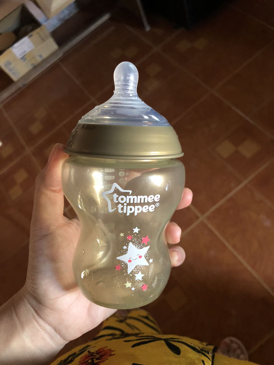 Bình mới sd vài ngày nắp đả bị nứt, k biết nứt lc mới nhận hay sau sd nữa , nói chung k chất lượng như bình loại này mà màu trắng thường , số vạch  in màu trắng khó nhìn hơn màu đen .