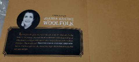 Sách mới cứng, còn bọc nilong , bìa sách in màu vàng đẹp quá chừng, bìa cứng nên sách chắc chắn, giấy in đẹp và còn có cả hình minh họa. Trang bìa còn in màu vàng ánh kim rất đẹp. Tuyệt vời còn được tặng kèm bookmark theo sách