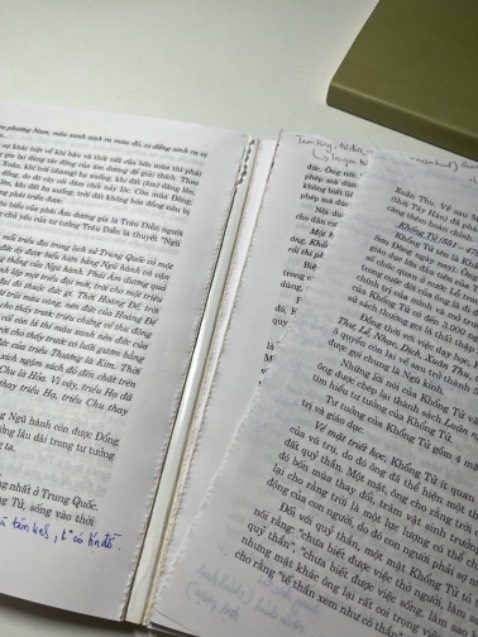 Sách không chắc chắn, dễ rách ra như vầy. Đang đến đoạn vminh ARập thì lại có hình vườn treo Babilon, hình tượng thần, kim tự tháp…