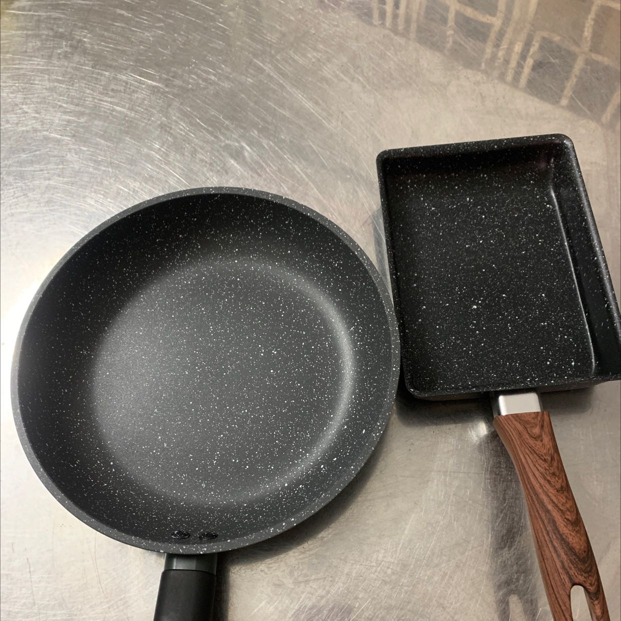 bộ này đẹp chảo cuông nhỏ nhỏ xinh xinh vân đá nhìn sang xin dùng cho bếp từ đc thì quâ ok luôn giá ổn