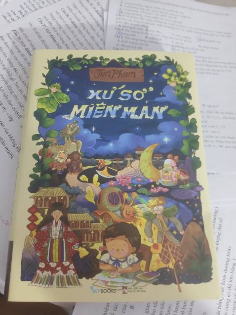 Sách nhiều màu sắc, hình vẽ, giấy dày dặn trông thích vô cùng. Đọc sách như trở về tuổi thơ, có cảm giác được truyền năng lượng tích cực, đáng yêu vô cùng