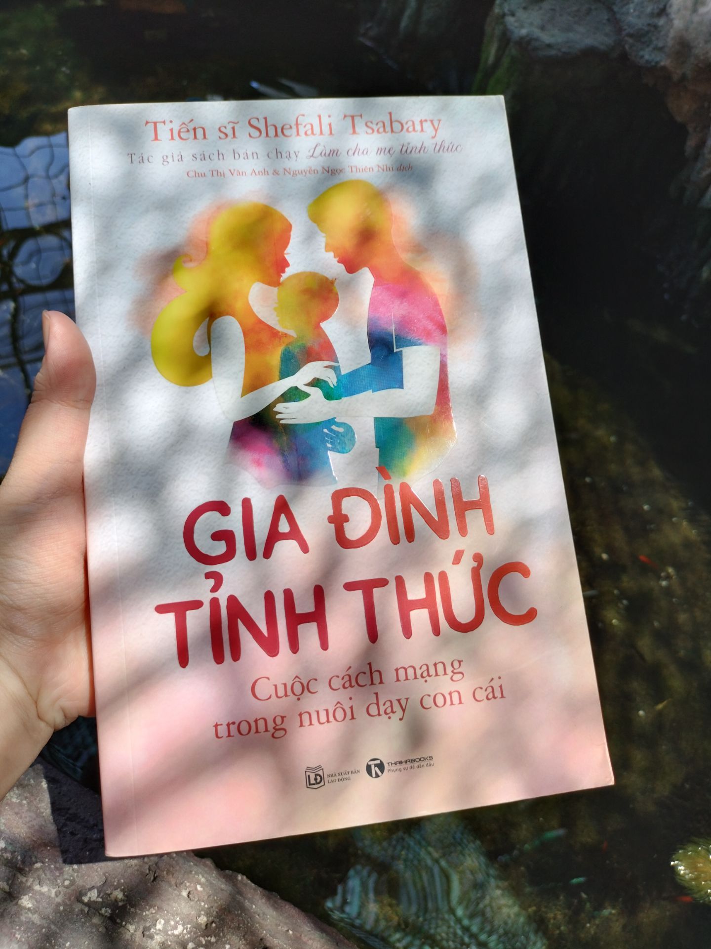 Một cuốn sách dành cho tất cả, không chỉ các bậc cha mẹ hay những ai sắp làm cha mẹ. Bản thân tôi đọc để nhận diện những lầm tưởng và tổn thương mà mình có từ thuở thơ ấu đến hiện tại với gia đình tôi, để hiểu mối quan hệ trong gia đình tôi và sự tác động của chúng lẫn nhau và có lẽ hàn gắn nó. Bước hành động rất quan trọng và là trọng tâm của cuốn sách mới nhất của tiến sĩ Shefali Tsabary, là phần tiếp theo của cuốn Làm cha mẹ tỉnh thức - một cuốn thiên lý thuyết cùng chủ đề. Ở ngay chương đầu tôi đã được tác giả khẳng định bằng lời và những câu chuyện bà kể về hành trình làm cha mẹ tỉnh thức với con gái của mình, rằng không ai sinh ra đã là một cha mẹ tốt hay sinh con ra là biết làm cha mẹ tốt, hiểu con ngay tức khắc. Đó là cả một quá trình bắt đầu từ sự vật lộn với bản ngã, là cãi vã và tan vỡ - không quan trọng tác giả có là tiến sĩ Tâm lý học bà vẫn phải cố gắng dần dần từ đống đổ nát giữa mối quan hệ mẹ - con, bà phải cố gắng, phải nhìn lại mình - phản tư, nhìn lại những gì mình đã gây ra và nhận thức thật rõ ràng những mô thức độc hại từ văn hoá, từ sự cố chấp, từ kinh nghiệm của bậc phụ huynh trước vô tình "truyền lại", bản năng,... từ đó mỗi khi nổi lên những định kiến vô lí đến từ bản ngã, bà có thể chấp nhận bỏ qua chúng với cái tâm sáng suốt, tĩnh lặng để đi đến mối quan hệ tốt lành với con cái. Đó là cả quá trình và ai cũng có thể đi trên con đường đó cùng con cái.  Sách còn nhiều nội dung hay lắm. Mọi người cứ đọc dần.