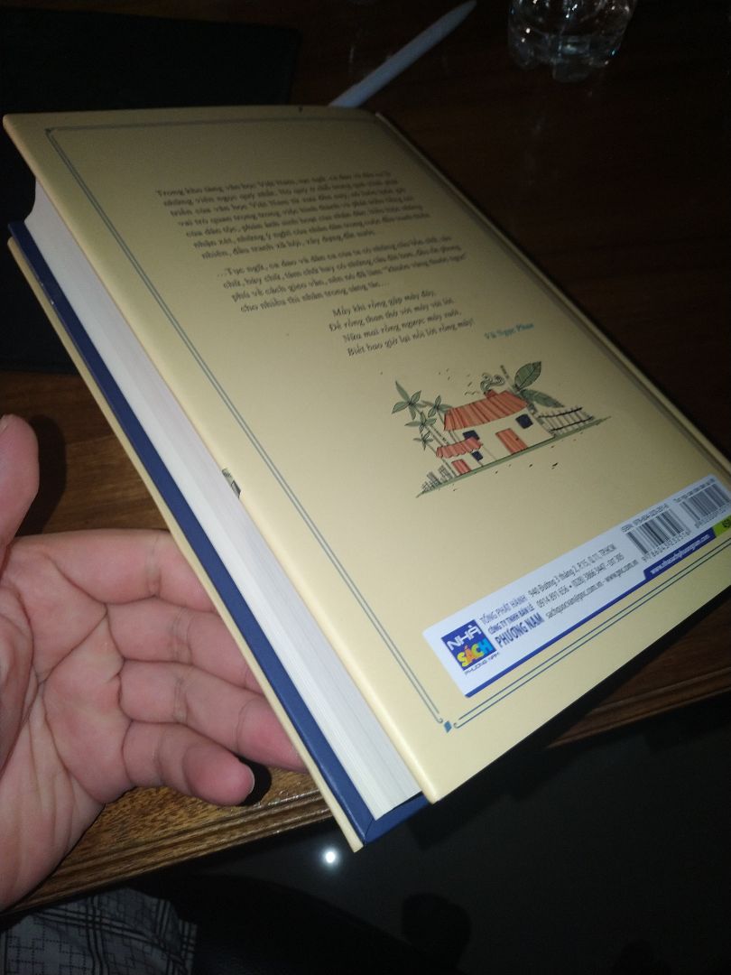 sách đẹp, mới xuất bản. bên trong màu tím than yêu thích.