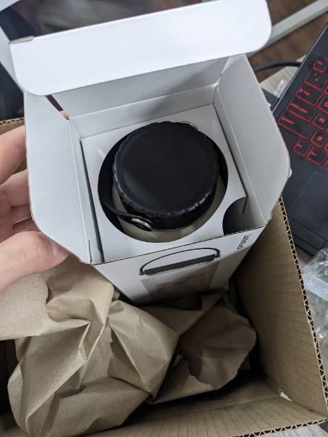 Mình đặt hoả tốc bình Riga nhưng lúc nhận sản phẩm thì sản phẩm bị thiếu bộ ống hút và cây vệ sinh, ngoài ra nắp bình cũng bị gỉ sét một miếng như hình, nhìn khá mất thẩm mỹ. Mình cần dùng gấp và đây cũng là sản phẩm cuối trong kho nên ngậm ngùi đánh giá thui 🥲