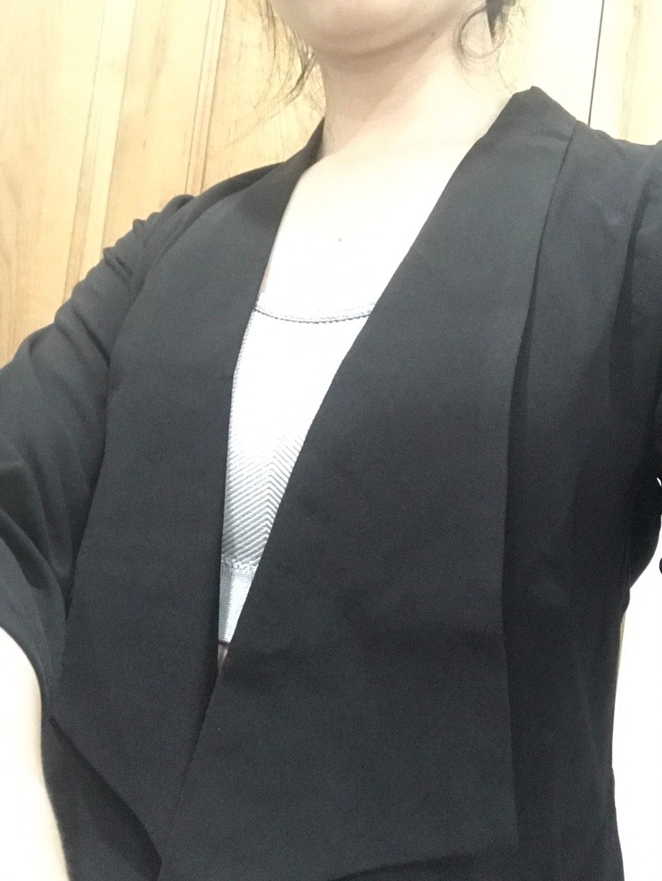 Thế này là thế nào…..ÁO RẤT XINH, shop lại quá ư nhiệt tình. Mình chọn nhầm Size nên nhắn tin nhờ shop đổi Size, vậy mà shop lại cho nhân viên đến đổi tận nhà luôn. Xứng đáng cho shop tỷ ********