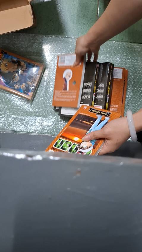 Hơi có df nhẹ phần gáy sách  , tổng thể vẫn rất đẹp