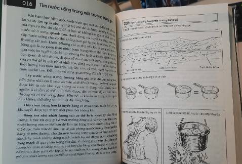 Vì tác giả của cuốn này là một lính đặc nhiệm SEAL nên là các chia sẻ về mẹo sinh tồn rất đa dạng - từ sơ cứu đến tự vệ, bảo vệ bản thân ở nơi thành thị cũng như nơi hoang vu, chuẩn bị cần có khi đi du lịch một mình, khi sử dụng các phương tiện công cộng (tàu, máy bay). Mỗi kinh nghiệm được trình bày ngắn gọn, có hình minh họa dễ hiểu.

Có nhiều trường hợp mình không nghĩ là phổ biến tại Việt Nam (sơ cứu khi trúng đạn, lở tuyết, không tặc khống chế...). Tuy nhiên biết được kỹ năng đó thì vẫn hơn nhỉ, vì ai biết được tương lai có đi nước ngoài, nhỡ gặp trường hợp rủi ro đó thì sao.