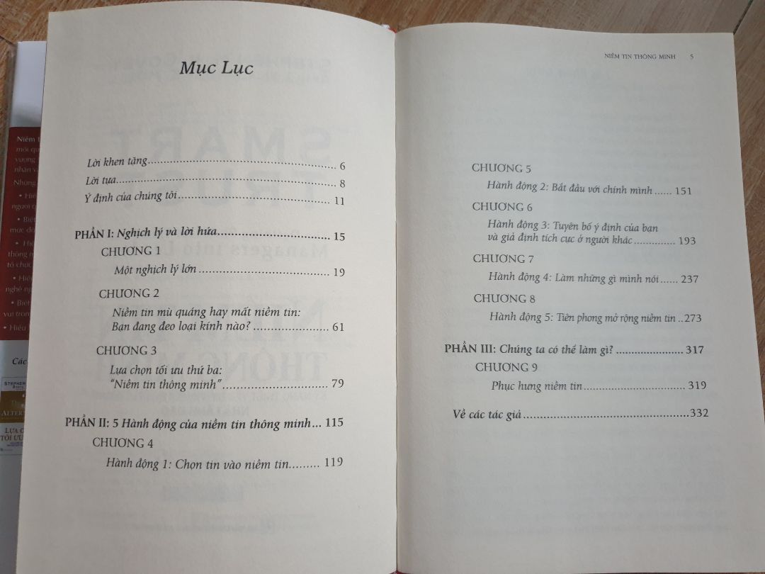 In trực tiếp trên bìa cứng cực thích, bọc thêm lớp giấy in màu như bìa bên ngoài. Đáng tiếc, một vài trang bị rách, buồn hết sức. Giao hàng đúng hạn.