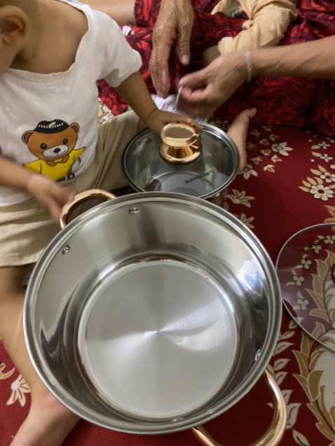 Chất liệu mới mua nên chưa biết bền hay ko, phải dùng lâu mới OK, shop gói hàng đẹp, hàng ko bị là, nói chung là cả bộ nồi rất đẹp, mình rất tin mua bên tiki nên mn cứ qua này mà sắm đồ nha