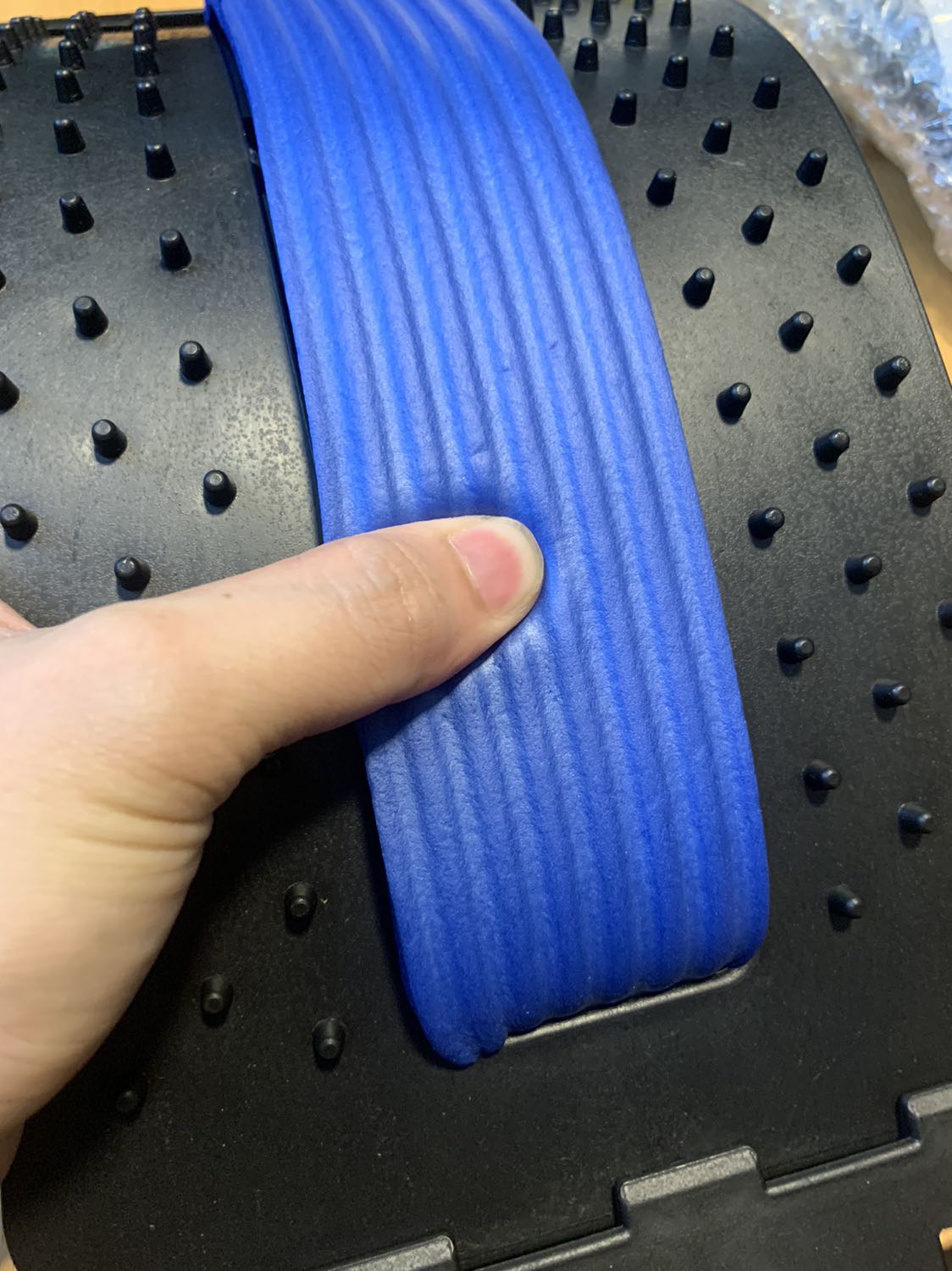 Cái này có 4 nấc, mà cái lưng tôi xin phép mức 2 thôi, lên mức 3 là đỡ ko nổi :) nằm lúc đầu mức 1 cũng thấy ko quen, sau lên mức 2 là dãn hết lưng, bà xã lưng dẻo hơn nên nằm đc mức 3