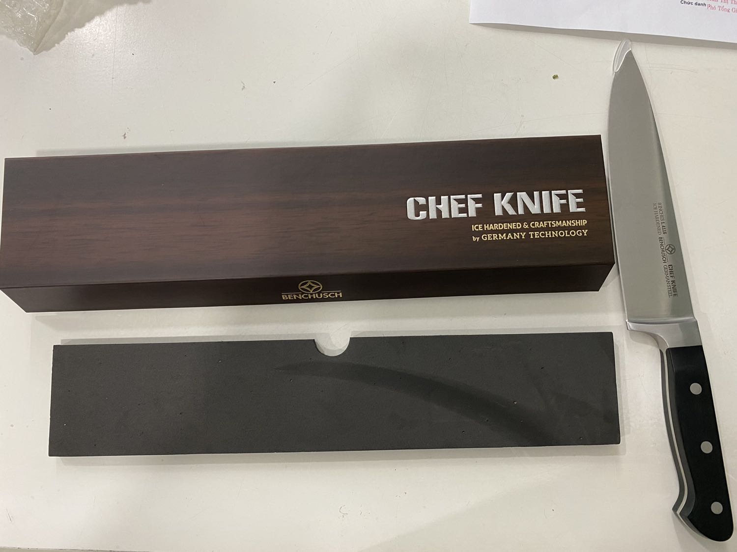 Dao cực đẹp, nhìn cái hộp đã thấy mê , cán đúc liền với lưỡi dao , rất sắc bén ! Rất đáng tiền! 😍😍