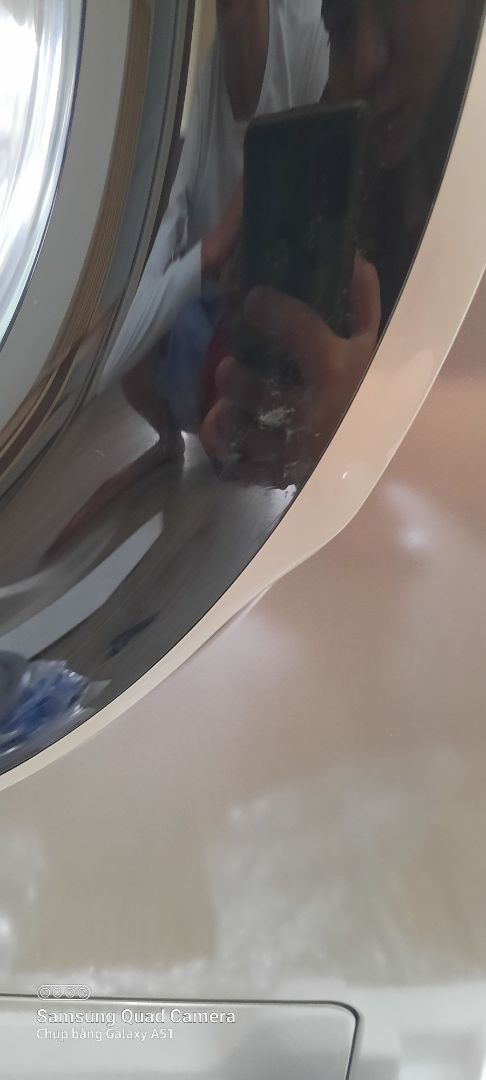 nhận được hàng mà quá buồn.cửa máy giặt bị sước nhiều chỗ.nhìn cái cánh cửa còn cũ hơn cái máy giặt cũ nhà mình đang dùng.lần đầu đặt hàng quá thất vọng.mọi người cho e hỏi làm sao để liên hệ với bên nhà bán vì ko có phần chat với bên bán