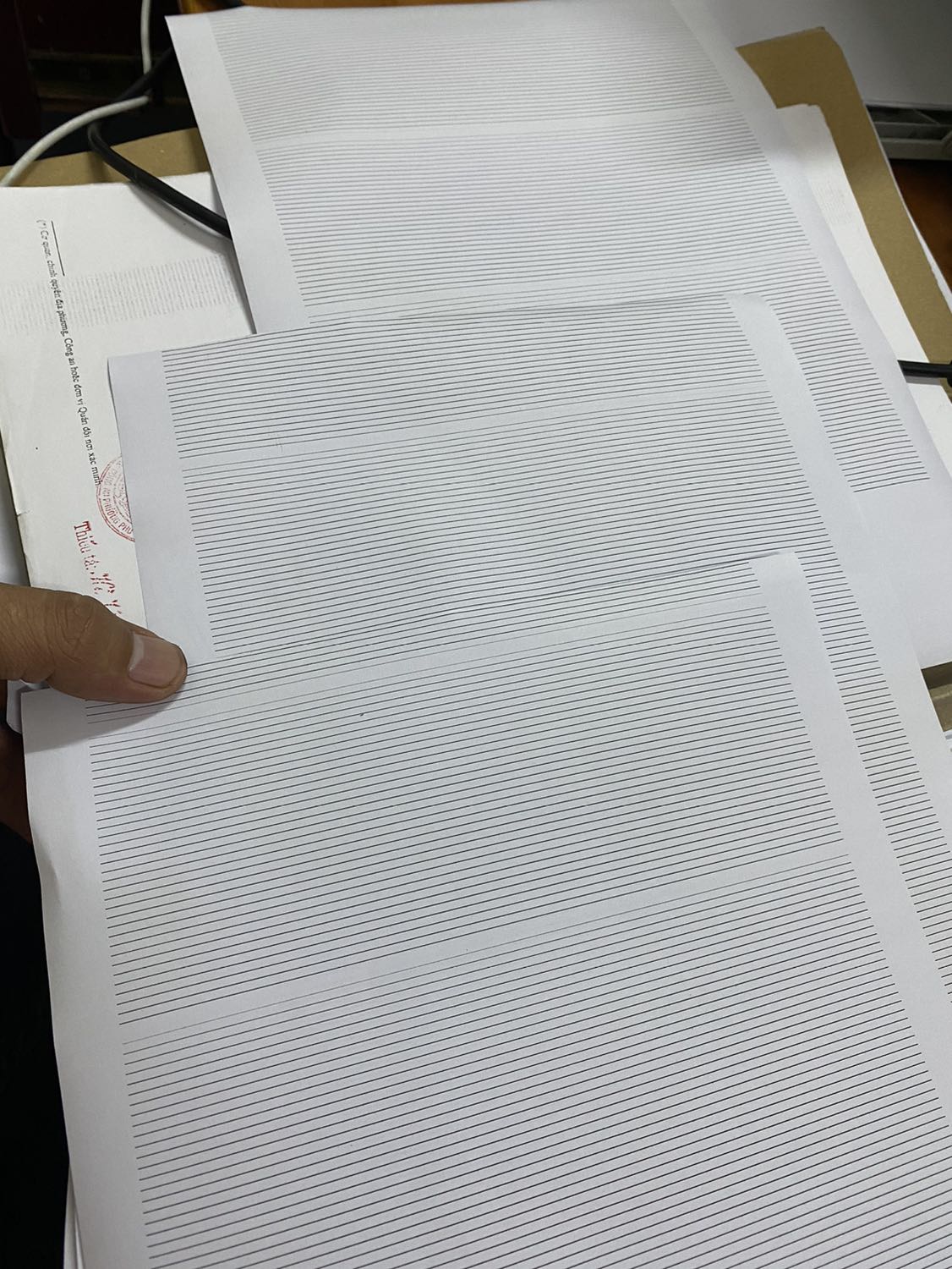 Mực in không đều. Thường in bị mất dòng. Rất tốn giấy