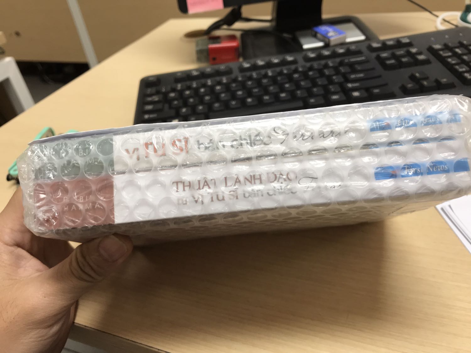 Đóng gói chưa an toàn các góc, dễ bị móp. Giấy mỏng, màu vàng, không mịn.