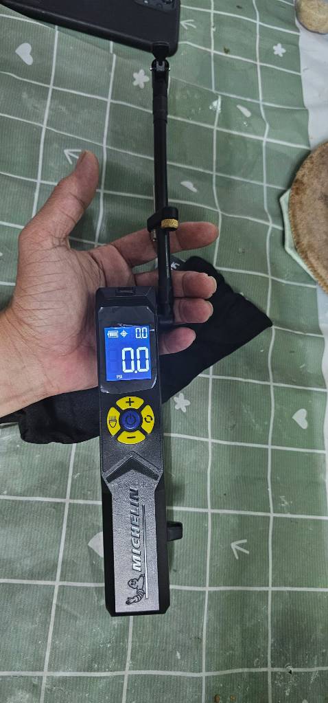 Hàng rất ok, chi tiết trên thân bơm rất sắc xảo,  chưa bơm thử bánh mô tô ra sao. Dùng thời gian đánh giá tiếp cho shop 5 sao luôn Hàng rất ok, chi tiết trên thân bơm rất sắc xảo,  chưa bơm thử bánh mô tô ra sao. Dùng thời gian đánh giá tiếp cho shop 5 sao luôn