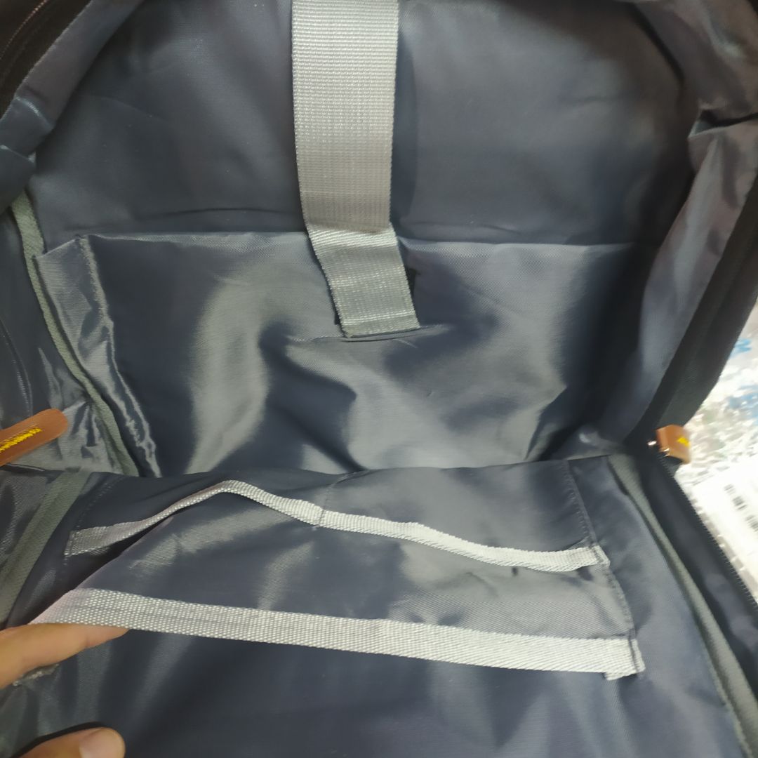 túi đẹp, chắc, chất lượng mà giá vậy thì khuyên mua nha. nhiều ngăn nhỏ khoa học giúp bạn đựng đồ dùng gọn gàng ngăn nắp từng vị trí: ví, chìa khoá xe, mỹ phẩm, sách vở, laptop, bút viết, sách vở, sổ con. cặp này đủ vị trí cho mấy vật dụng trên nha. gói ghém cẩn thận vàg iao hàng nhanh. cảm ơn Tiki và Praza!