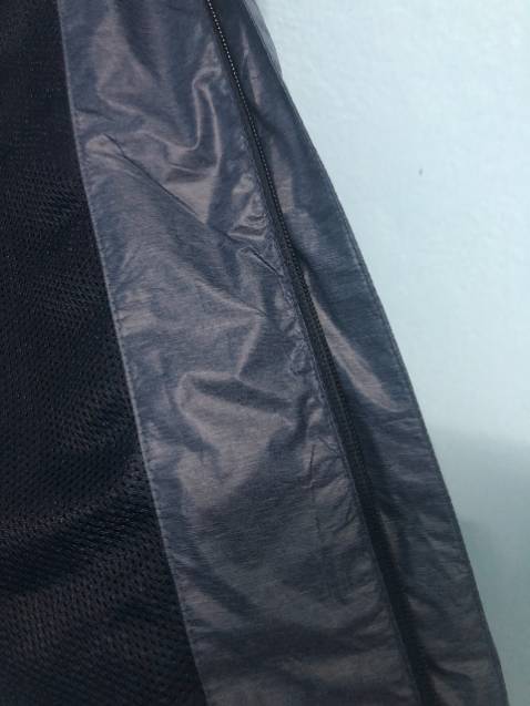 ÁO khoác gió siêu nhẹ, 2 lớp cách nhiệt ổn, áo khá tiện lợi khi có thể mặc được cả năm, vừa làm áo giữ nhiệt, hoặc cũng có thể làm áo chống nắng luôn nên mua sẽ ko bị lãng phí... Giá S còn 300k cũng được, độ bền thì cần thêm tgian mặc xem sao, 4,5 * chất lượng. 5 * dịch vụ tốt, gói hàng chuẩn bị hàng siêu nhanh. Good!!