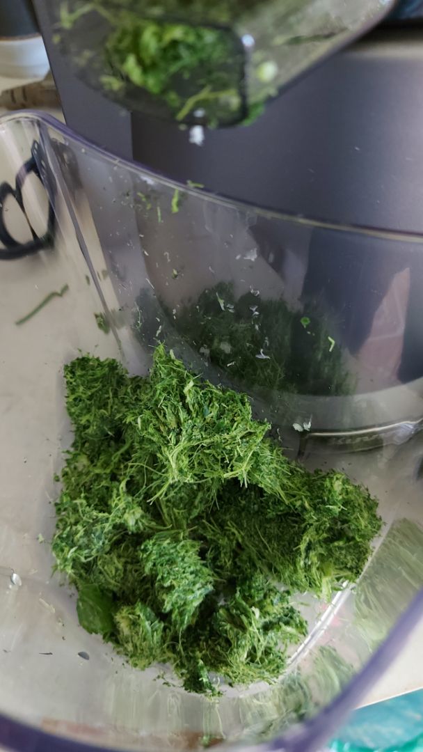 Lắp ráp thì cứ theo hướng dẫn là ok ,vặn chặt ống tiếp nhiên liệu vào là máy chạy. vệ sinh máy thì kiếm 2 cái nan hoa xe đạp , 1 cái để móc (nhẹ nhàng) phần đùn bã ra, 1 cái cuốn thêm ít vải khăn thô để chùi phần ống ra nước thành phẩm . Cơ mà Cuộc sống này ưa ngọt quen rồi giờ lần đầu tiên mới dùng nước cần tây ép này..khó trôi quá ae . Ah máy này ép cần tây rất ổn, kiệt bã lắm. ai cần lh chín sáu sáu chín b3 tám 9 mốt chín (người dùng lần đầu tiên máy ép.he)