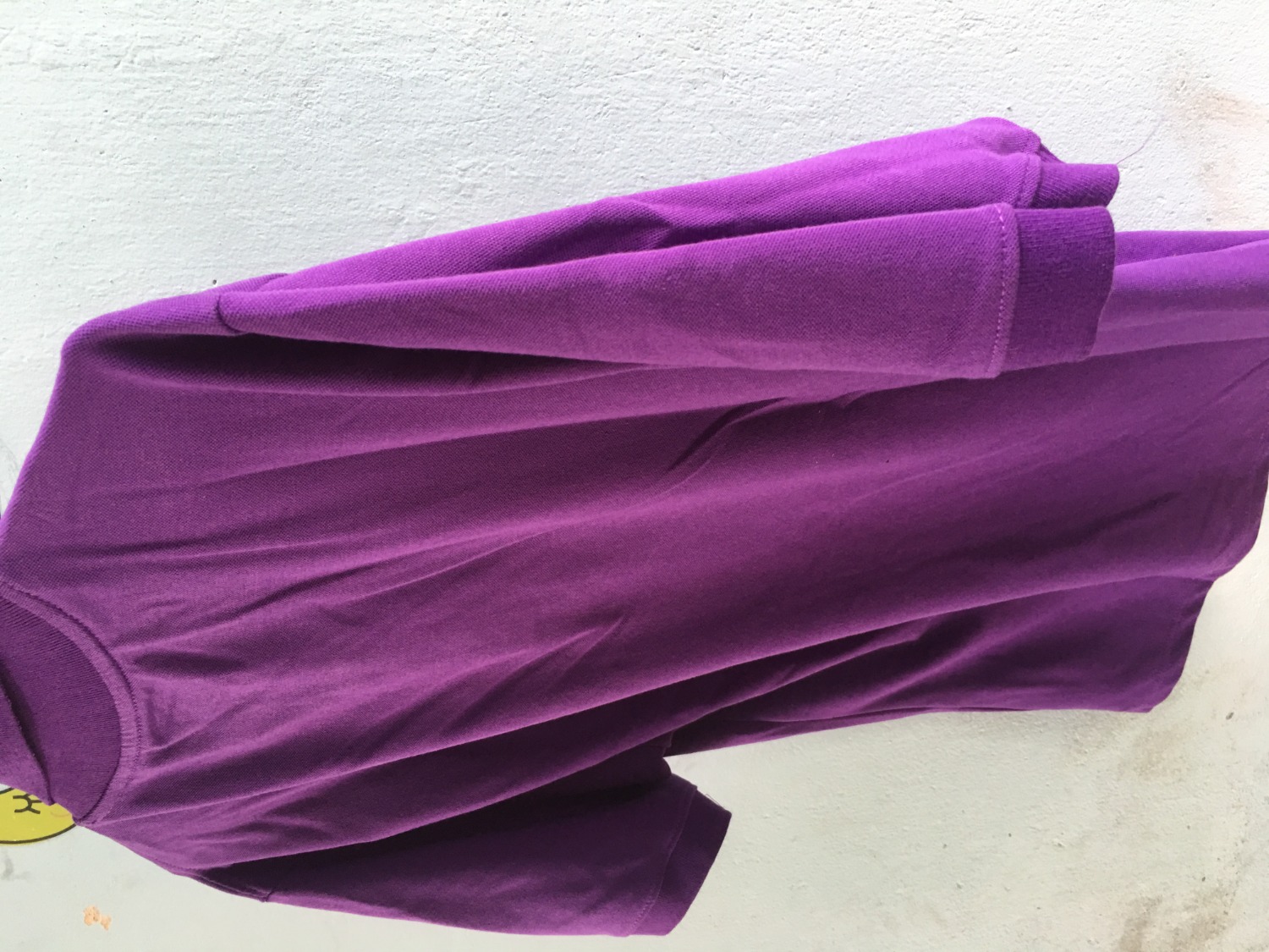 nhìn chung thì thấy áo đẹp, chất vải da cá dày, form áo suông, nhưng mà màu tím hơi sáng  chút mình thì thích tím đậm hơn tí, nhưng mà vẫn cho shop 5 sao để ủng hộ