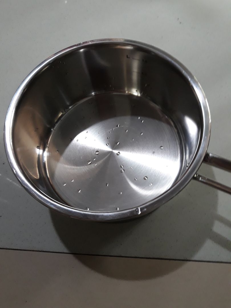 Nồi đẹp tuyệt, dày, cầm nặng tay. Mình đang nấu thử nhưng có vẻ rất tốt. Nói thật là mình hơi băn khoăn khi đọc các phản hồi ko hài lòng ở dưới nên yêu cầu shiper cho kt hàng. Không có gì che hết mọi người ạ. À mà khi rửa thì đúng là nước đọng trong nắp thật nhưng để nghiên một lúc thì hết thôi. Còn vít nắp có bị gỉ ko thì chắc dùng lâu mới biết đc.